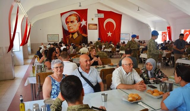Türk Kara Kuvvetleri’nin 2234’üncü kuruluş yıl dönümünde şehit aileleri ve gaziler onuruna yemek düzenlendi