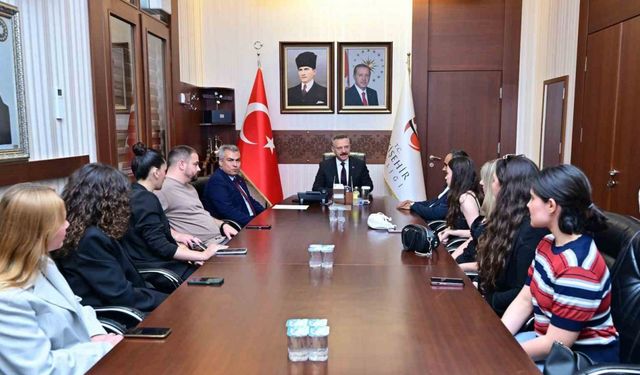 Vali Aksoy, basın kartlarını takdim etti