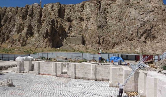 Van’da 750 yıllık cami ayağa kaldırılıyor