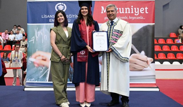 Venezuelalı diplomat da Anadolu Üniversitesi’nde mezuniyet sevinci yaşadı