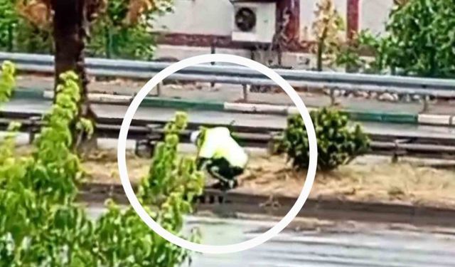 Yağış sonrası tıkanan rögarı açan polis örnek bir davranış sergiledi