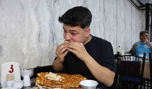 Yaşına ve kilosuna bakmadan bir oturuşta 15 lahmacun yiyor