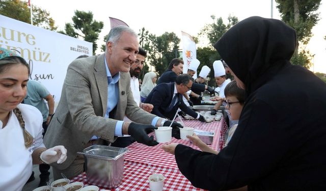 İnegöl’ün Yeni Meydanında Aşure Kazanları Kaynadı