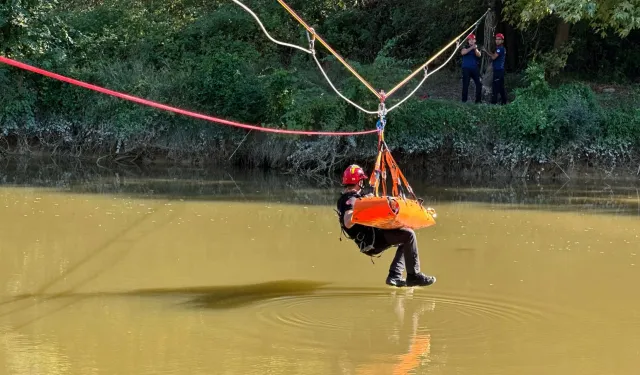 İtfaiyeciler Sakarya Nehri üzerinde nefes kesti