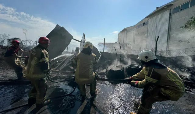 İzmir'de lastik deposu çevresinde yangın