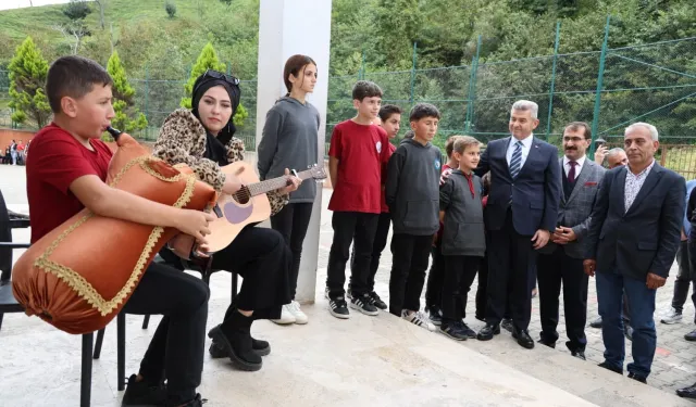 Artvin'de tulumla karşılanan Vali Ergün'den halı saha istediler