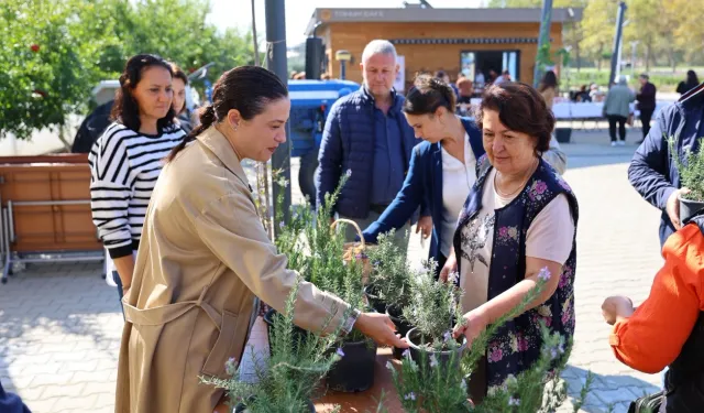 Başkan Sengel, kadın üreticilerle Efes Tarlası'nda buluştu