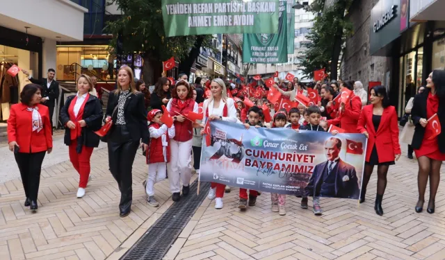 İzmit'te Cumhuriyet Korteji çocukların adımlarıyla renklendi