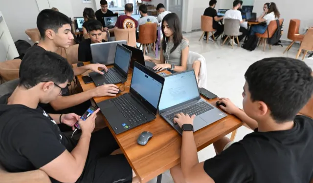 Mersin'de gençler uzay için kod yazdı