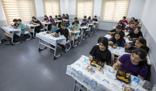 Mersin'de öğrencilere hem eğitim hem sıcak yemek desteği