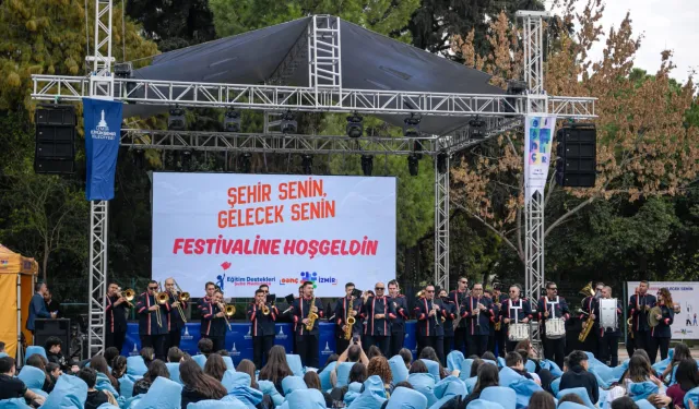 Üniversiteli gençler İzmir'e festivalle 'merhaba' dedi