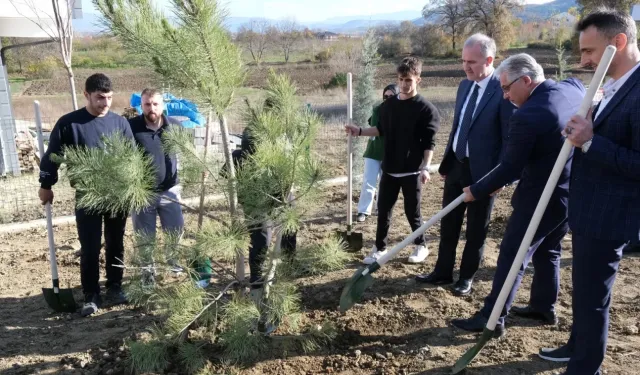 İnegöllü gençler 32 fidanı toprakla buluşturdu