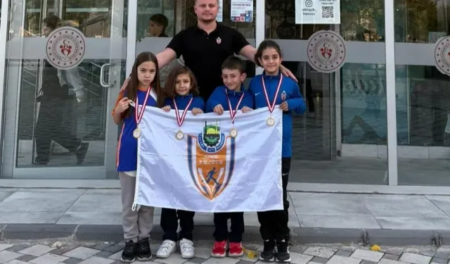 İnegöl'ün sporcuları yüzmede Türkiye dereceleriyle döndü