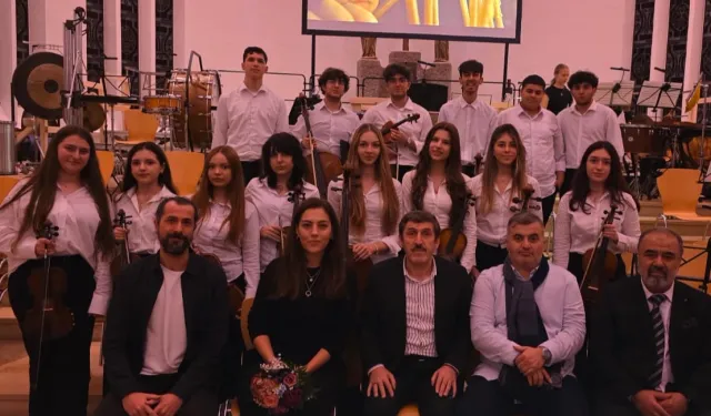 Bursa Zeki Müren Lisesi öğrencileri Avrupa'da sahneyi büyüledi