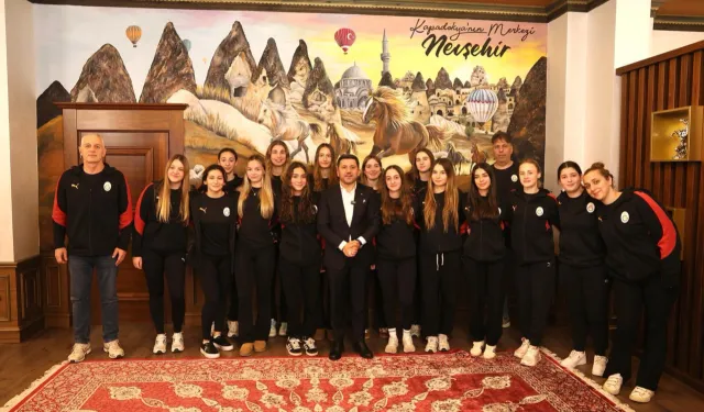 Galatasaray Sutopu Takımı'ndan Başkan Arı'ya ziyaret