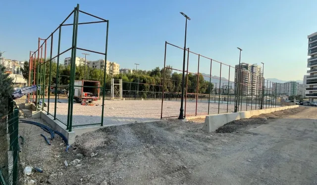 İzmir Büyükşehir'den gençlere beş yeni halı saha