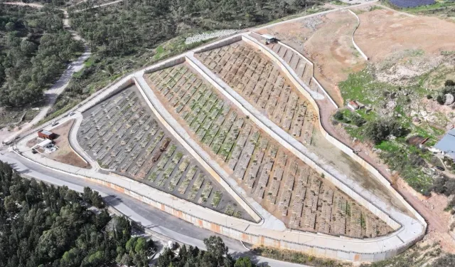 İzmir'de 'çift katlı' mezarlık!