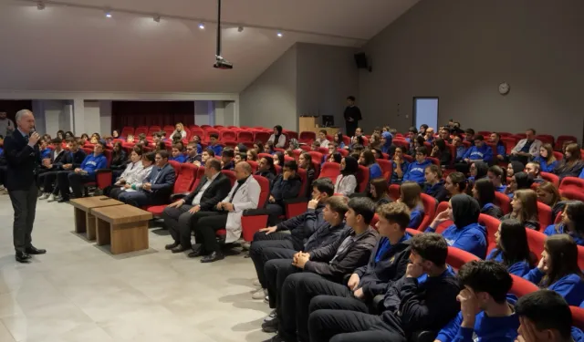 İnegöl'de Başkan Taban gençlerle bir arada