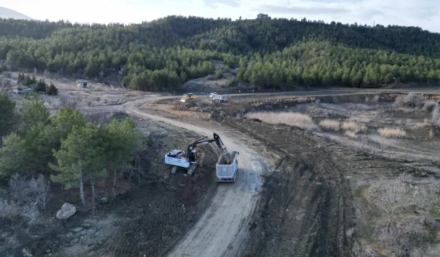 Çorum'da Çomar Barajı çevresinde yol genişletme çalışmaları sürüyor