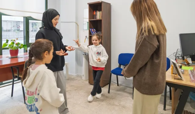 İzmir'de renkli harfler projesi ile çocuklara kitaplı destek