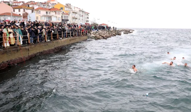Mudanya Tirilye'de denizden haç çıkarma töreni yapıldı