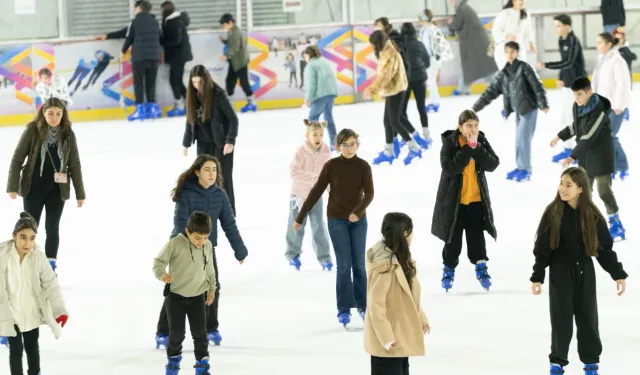 Öğrencilerin buzda karne sevinci