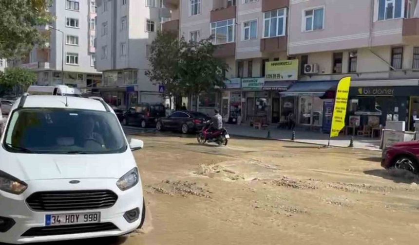 Asfalt yerinden söküldü, cadde sular altında kaldı