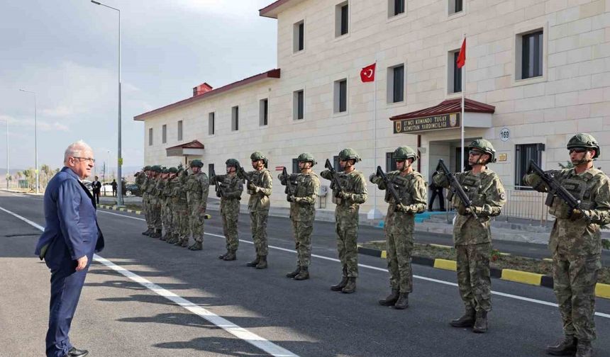 Bakan Güler, komando birliğinde incelemelerde bulundu