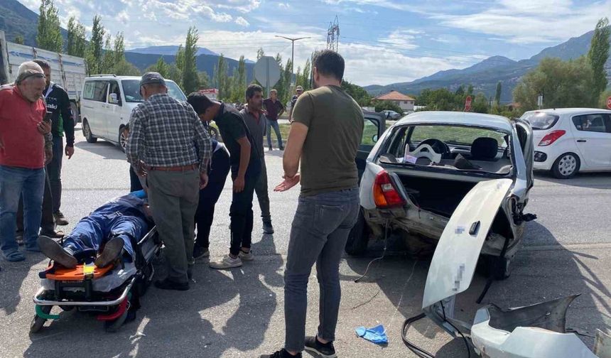 Burdur-Antalya karayolunda iki otomobil çarpıştı: 4 yaralı