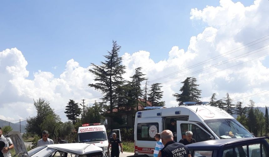 Burdur’da kamyonet ile çarpışan Fiat Tofaş hurdaya döndü: 1’i ağır 3 yaralı