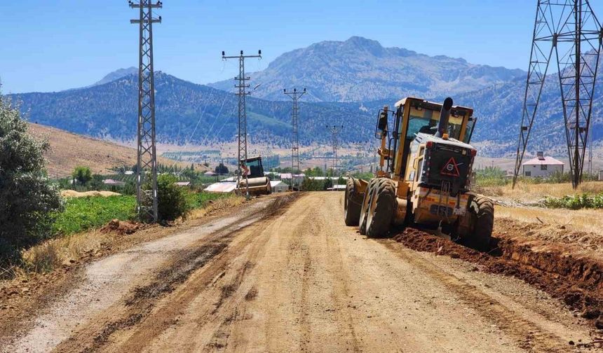 Büyükşehir, Göksun’da ulaşım konforu için sahada