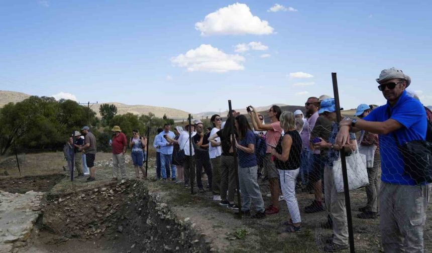 Dünyaca ünlü arkeologlar Satala Antik Kenti’ndeki kazıları yerinde inceledi