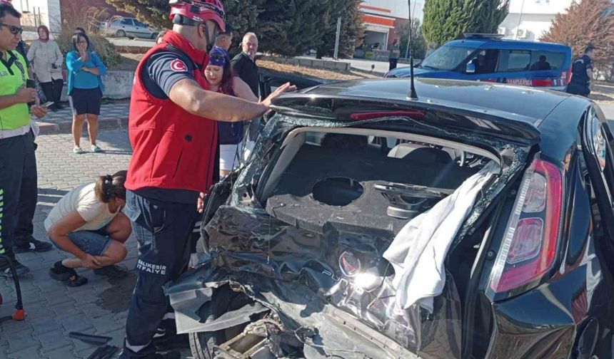 Edremit’te 3 araç trafik kazası yaptı; 4 yaralı