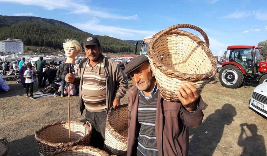 Fındık dallarından ördüğü sepetleri bin liradan satıyor