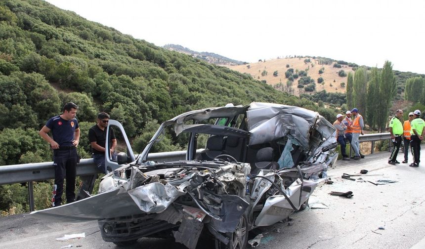 Hafif ticari otomobil tıra arkadan çarptı: 1 ölü, 1 ağır yaralı