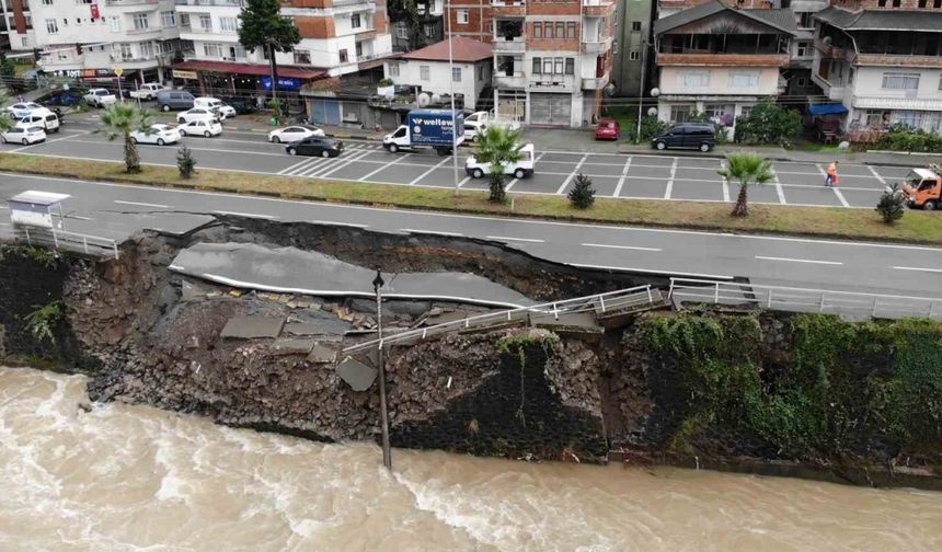 Hopa’da çöken yol havadan görüntülendi