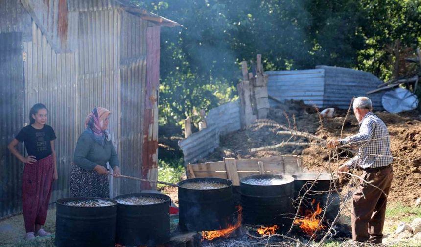 Kahramanmaraş’ta kazanlarda kaynatılan buğday organik bulgur haline getiriliyor