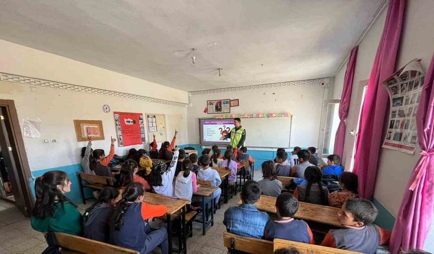 Kars’ta jandarmadan öğrencilere trafik eğitimi