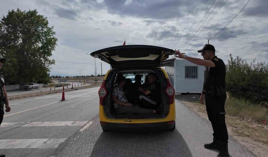 Kırklareli’nde durdurulan ticari takside 6 kaçak göçmen yakalandı