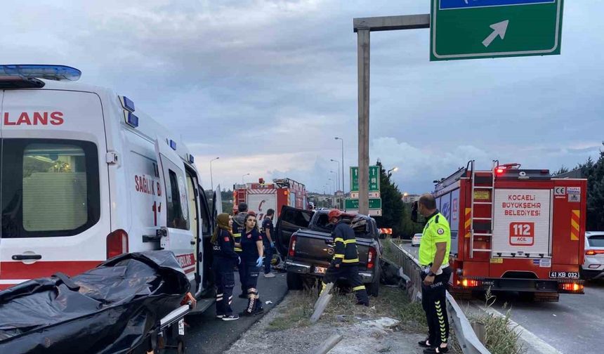 Kocaeli’de feci kaza: Araç bariyere saplandı, sürücü hayatını kaybetti