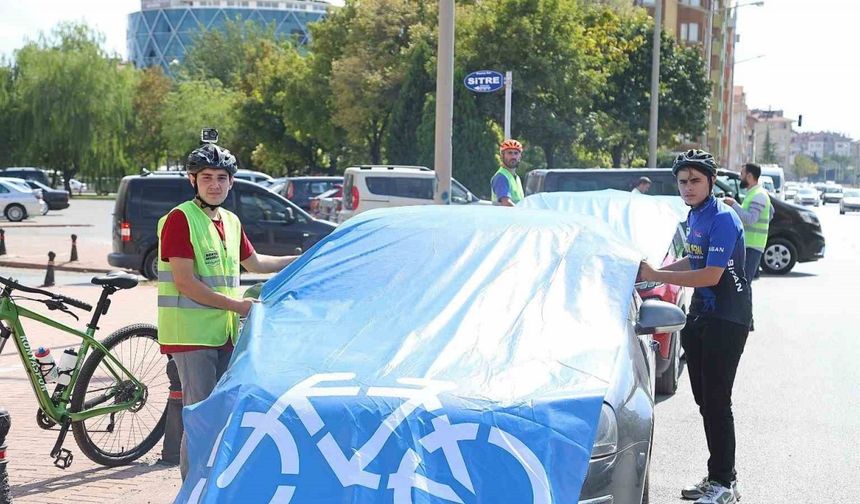 Konyalı bisikletseverler bisiklet yolunu işgal eden araçların üzerini mavi brandayla kapladı