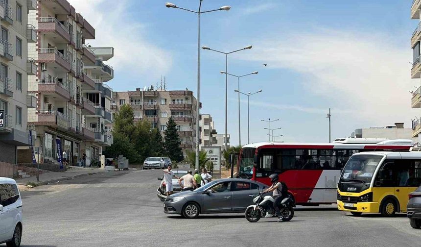 Mardin’de halk otobüsü ile otomobil çarpıştı