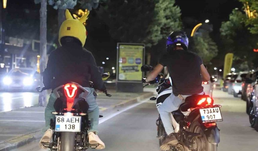 Motosikletli trafik magandaları kamerada