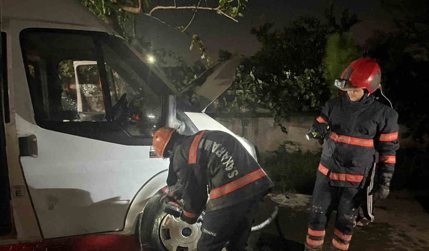 Seyir halindeki minibüste yangın çıktı