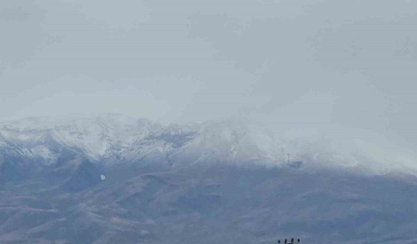 Süphan Dağı’na mevsimin ilk karı yağdı