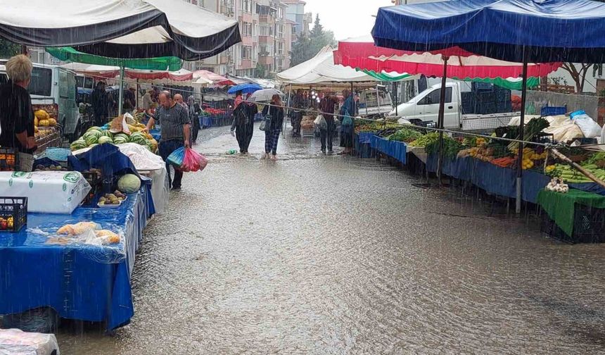 Tekirdağ’da şiddetli yağış, Salı Pazarı’nı sular altında bıraktı