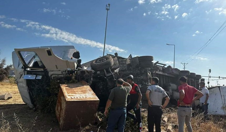 Tır ile çarpışan otomobilin sürücüsü kurtarılamadı