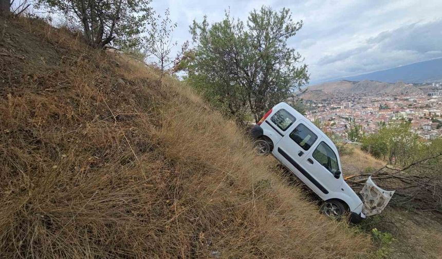 Tokat’ta uçuruma yuvarlanan araç ağaca çarparak durdu