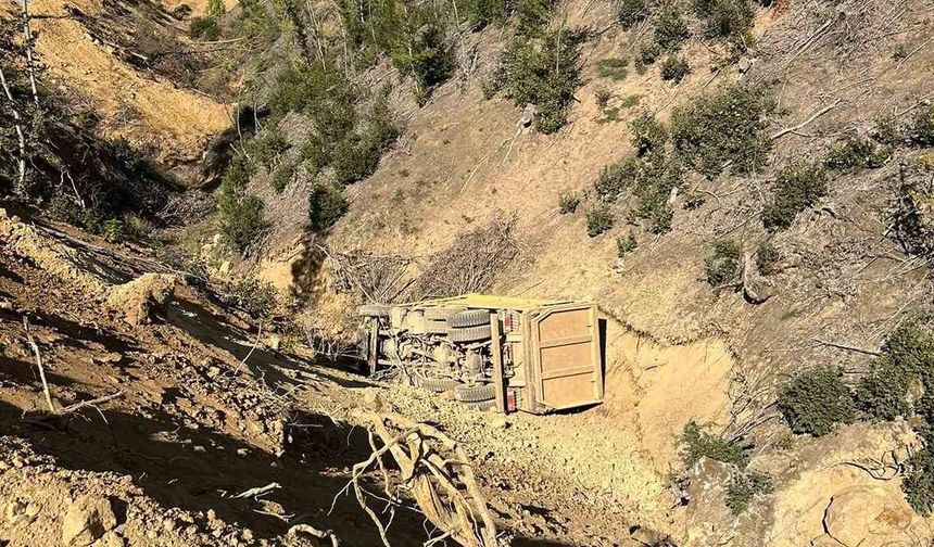 Toprak yüklü kamyon 25 metre yükseklikten uçuruma yuvarlandı