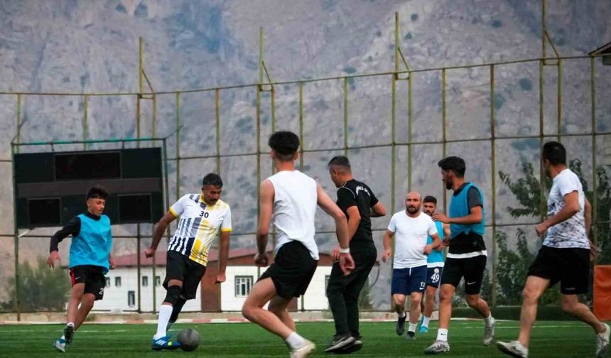 Vali Çelik, sporcularla çift kale maçı yaptı